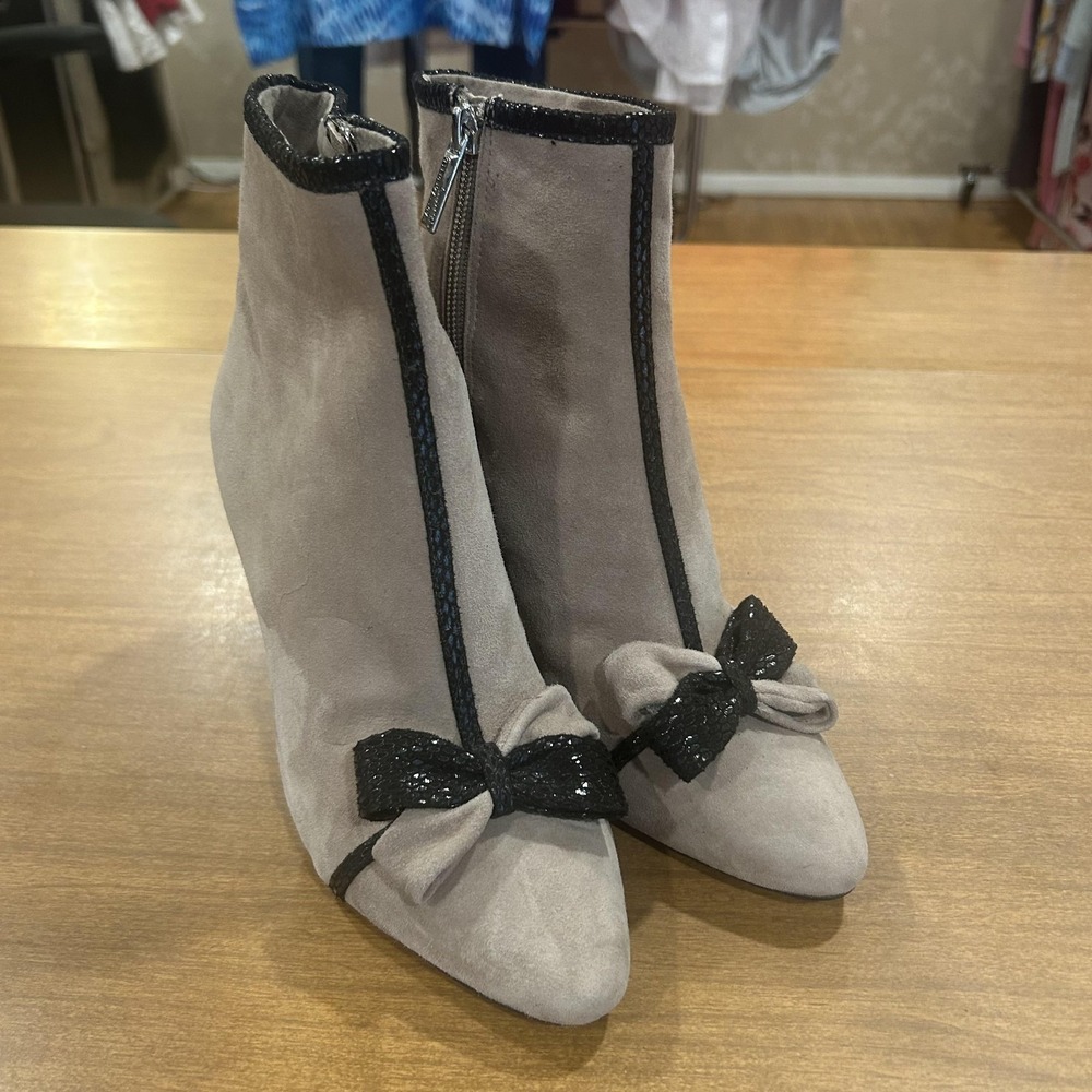 Karl Lagerfeld Paris Boots Womens Size 7.5 Suede Mona Ankle Bow Zip Pointed Toe